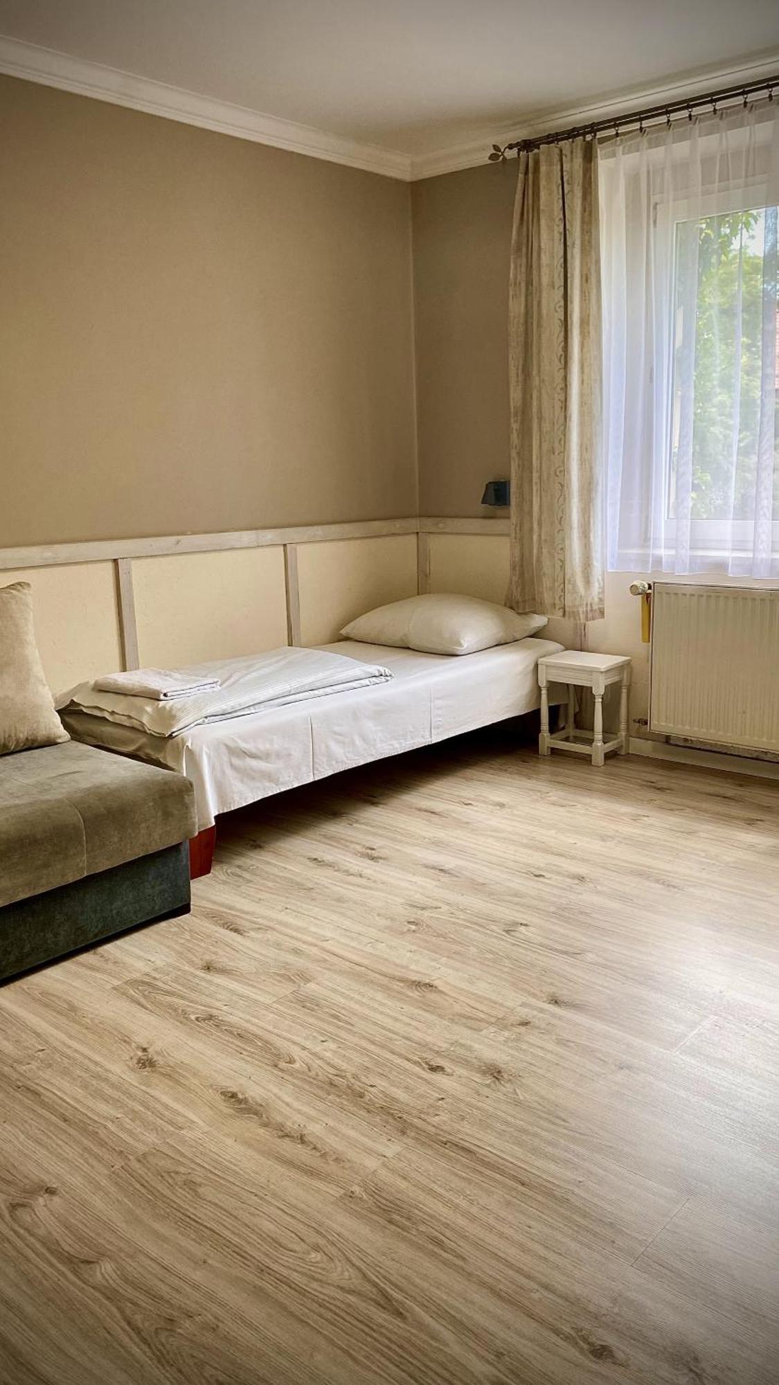 Villa Pod Orzechem W Zaniemyslu Buitenkant foto