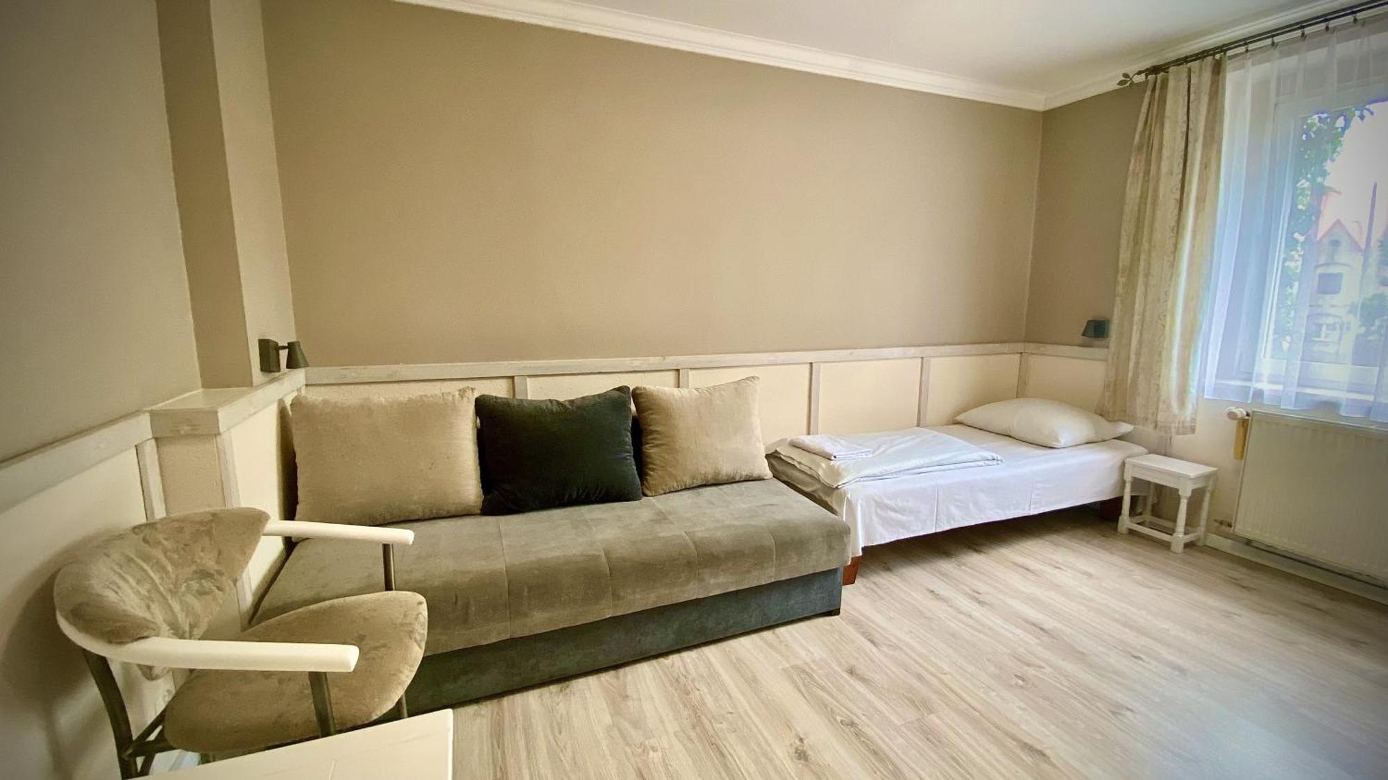 Villa Pod Orzechem W Zaniemyslu Buitenkant foto