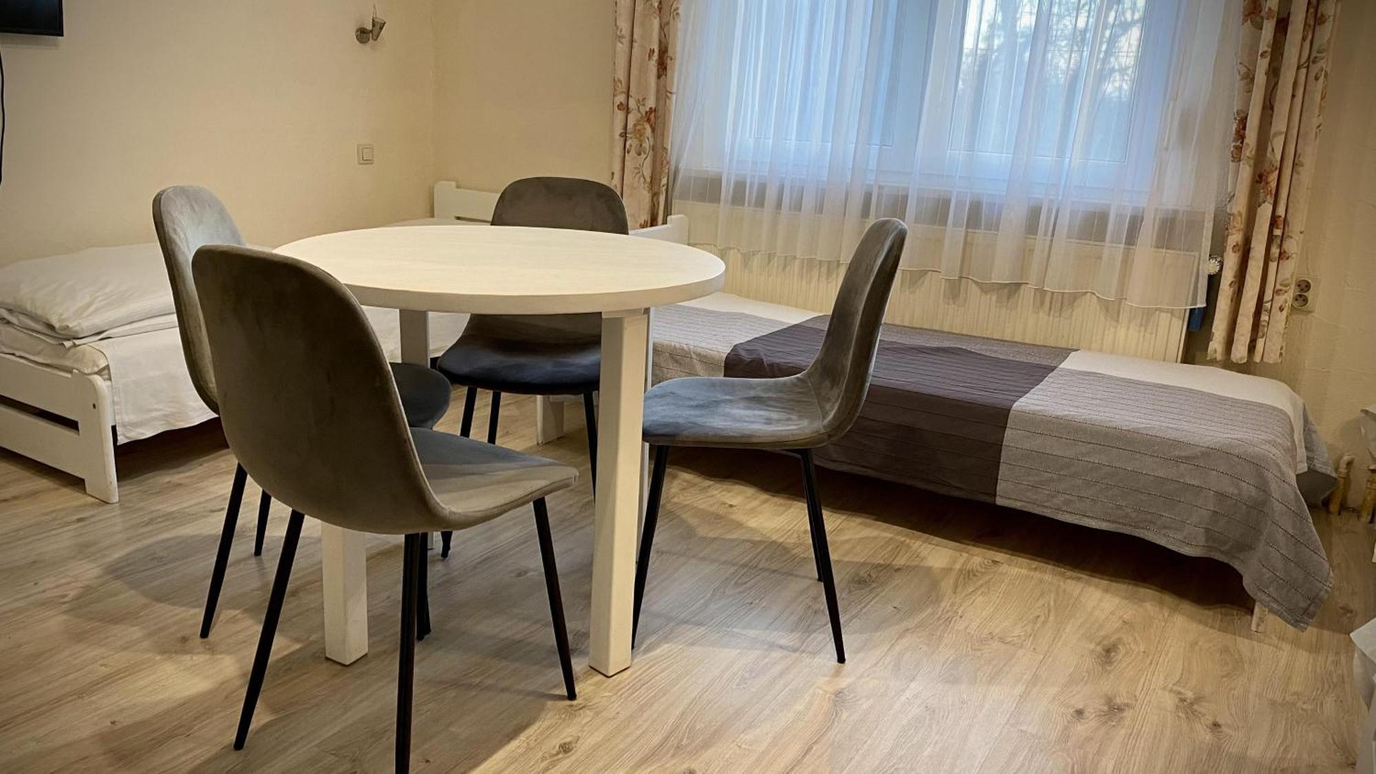Villa Pod Orzechem W Zaniemyslu Buitenkant foto